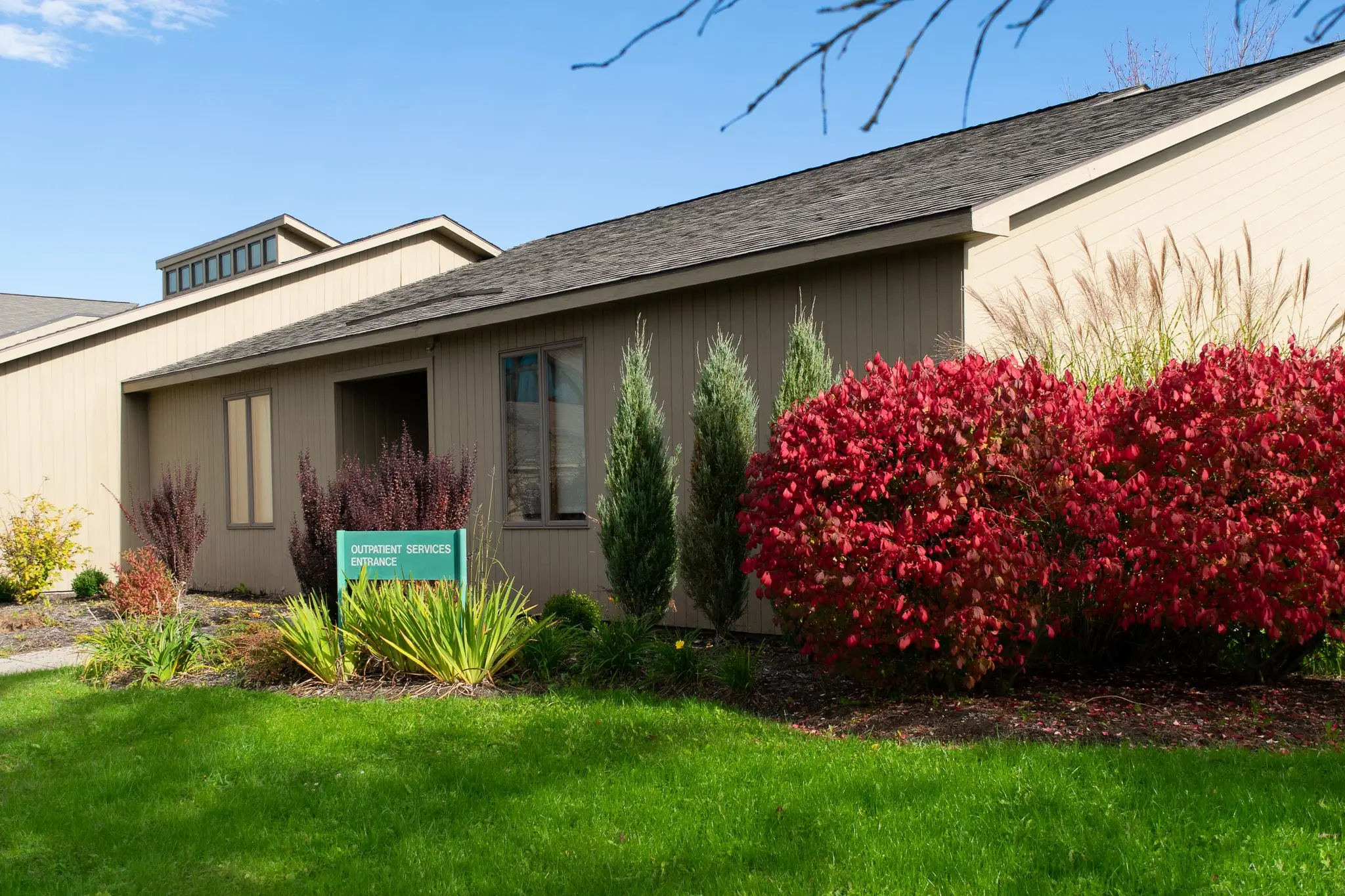 outpatient entrance side view